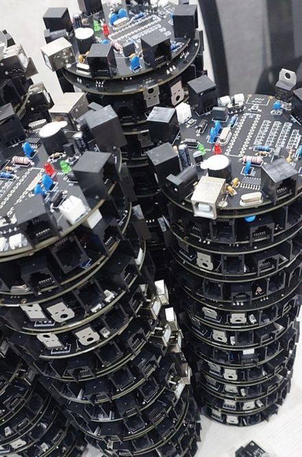 Markazda yig'ilgan elektronika platalari ustma-ust terilgan