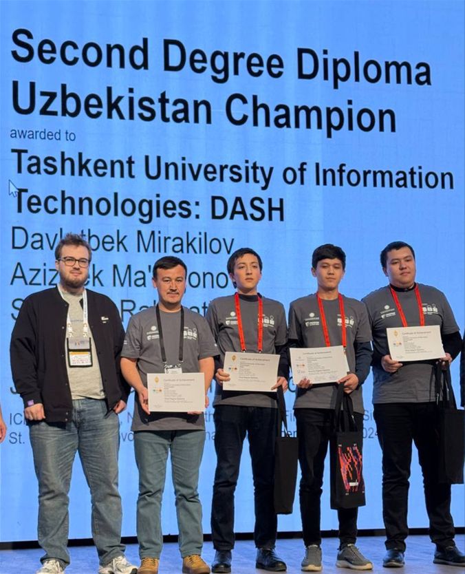 ICPC finalida jamoa diplomlar bilan sahnada, ekranda O'zbekiston chempioni yozuvi