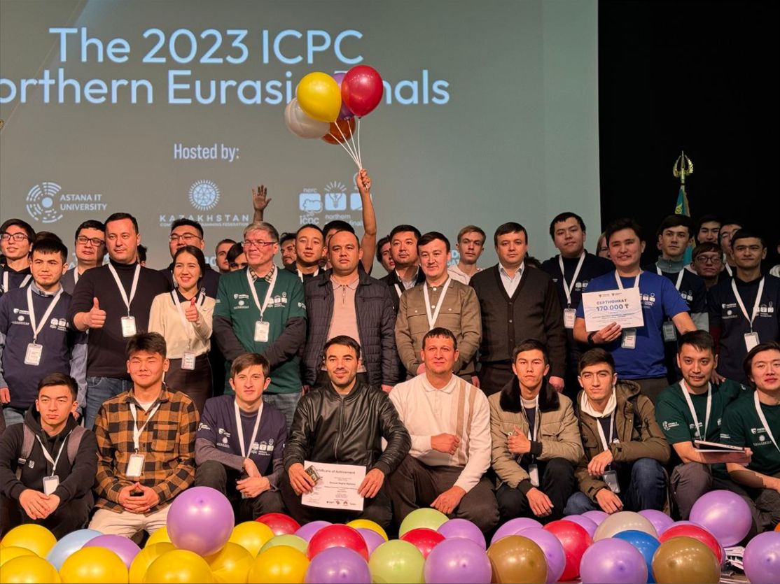 ICPC 2023 Northern Eurasia Finals ishtirokchilari sahnada