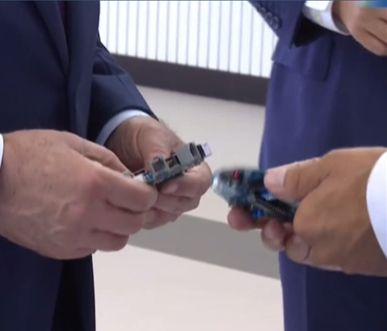 Markazda yig'ilgan elektronika platasi qo'lda ko'rsatilmoqda